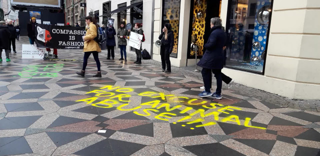 Aktivister demonstrerer foran Louis Vuitton 