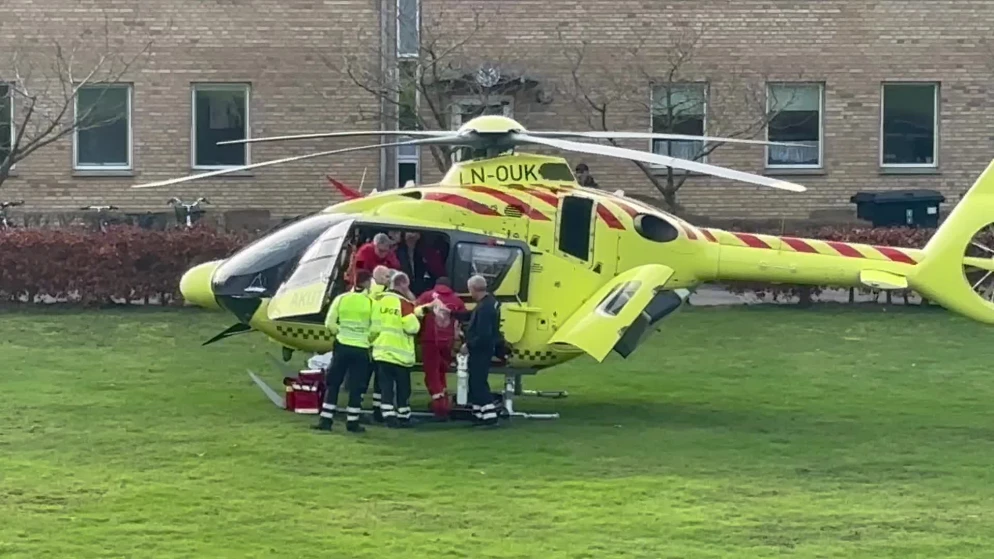 Lægehelikopter lander midt i boligkvarter